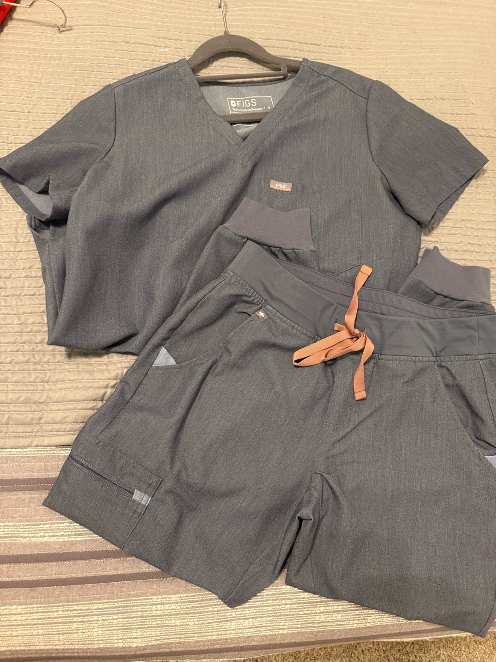 Figs Women's Scrub Top small & Drawstring small perite in Charcoal Gray
